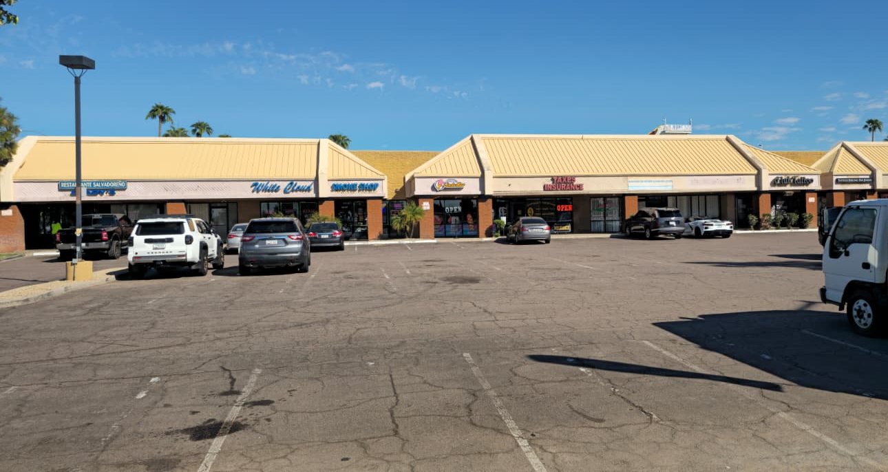 The shopping plaza where the office is located, with free parking in front