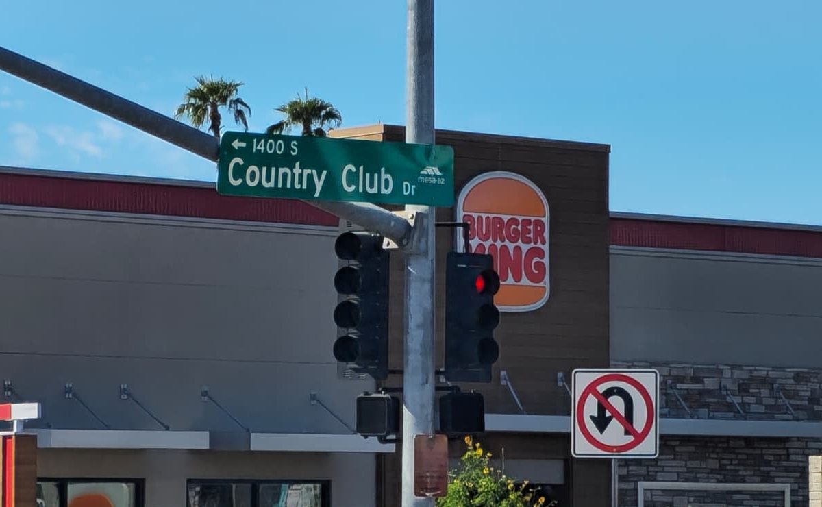 Street sign for the 1400 S block of Country Club Dr in Mesa